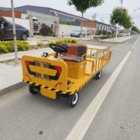 Chariot à plateau motorisé industriel avec clôture, commande au volant, camion électrique de transport de marchandises pour entrepôt, usine, logistique