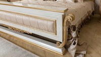 Ensemble de meubles de chambre à coucher classique royal noble de qualité, bois massif sculpté antique doré, lit king size avec table de chevet