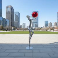 Sculpture humaine abstraite moderne en acier inoxydable poli miroir OEM/ODM, boule rouge, grande décoration artistique métallique d'extérieur personnalisée