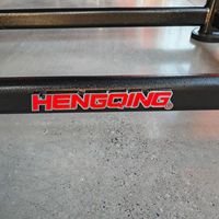 HQ1708 Machine de presse à jambes assise à 45 degrés : ciblez les quadriceps et les fessiers avec les barres de poids intégrées, compatible avec plusieurs tailles de disques.