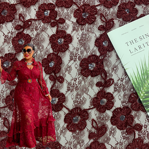 Tissu en dentelle chenille rouge avec broderie florale traditionnelle africaine et strass, en gros, en stock, pour robes de Quinceañera pour femmes - Product Image 1