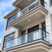 Plateforme de balcon en alliage d'aluminium avec main courante fixe en verre, rainure en U intégrée, fente pour carte, garde-corps de style moderne et simple