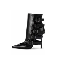 Bottines vintage marron à talon aiguille fin, bout pointu, avec découpes, multiples boucles métalliques et fermeture éclair latérale, style punk