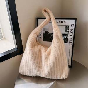 Sac fourre-tout léger et tendance en peluche matelassée douce avec logo personnalisé pour femmes et filles - Product Image 2