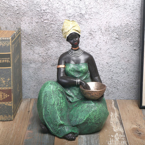 Vente en gros de statue de femme voluptueuse africaine, corps positif, sculpture tribale personnalisée OEM, <span class=keywords><strong>art</strong></span> en résine pour la décoration intérieure culturelle - Product Image 2