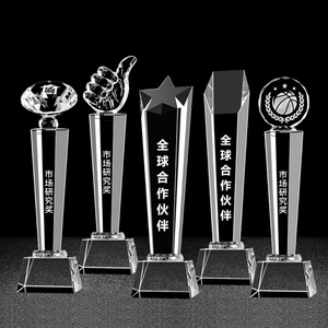 Trophée pyramidal exclusif en cristal 3D vierge en forme de pouce, gravé à la main avec logo personnalisé, vente en gros Oneway - Product Image 1