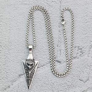 Colgante de flecha de acero inoxidable estilo nórdico vintage con texto rúnico, amuleto vikingo para hombre, regalo de joyería. - Product Image 2