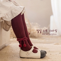Chaussettes hautes pour bébé en coton tricoté européen, nouvelle conception, vente en gros, pompon mignon personnalisé, chaussettes longues côtelées pour enfants, usine WUYANG