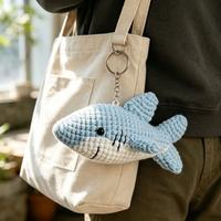 Porte-clés Requin Mignon en Crochet Fait Main, Breloque Animale Marine Tricotée, Requin en Peluche Doux pour Sacs et Clés