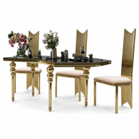 Ensemble de salle à manger moderne avec cadre doré, plateau noir brillant, coussins crème, chaises à dossier à barres verticales – Collection de design de luxe pour salles à manger