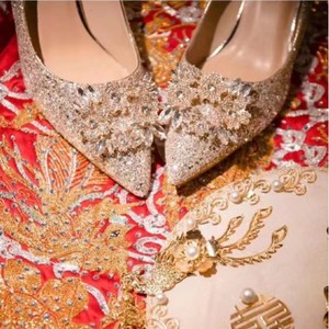 Chaussures à talons hauts de luxe, pailletées, à bout pointu, décorées de cristaux floraux, pour mariée, occasion mariage. - Product Image 4