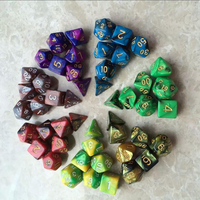 Set Dadu DND Plastik Dodekahedron Multi-Sisi dengan Logo Terukir Khusus, Multi Warna, Tahan Lama, Tema Petualangan, Waktu Pengiriman Cepat