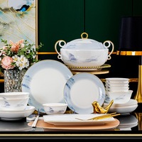 Nouvel ensemble de 70 pièces de vaisselle de style chinois en porcelaine de Jingdezhen, peint à la main avec un motif paysager artistique, cadeau de pendaison de crémaillère