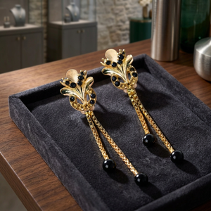 Pendientes de Araña Florales Chapados en Oro con Cadena Larga y Acentos de Cuentas Negras y Cristal - Product Image 2