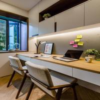 Bureau d'ordinateur minimaliste artisanal avec étagère et plateau de clavier coulissant – Mobilier de poste de travail pour la maison et l'étude
