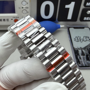 นาฬิกาข้อมือผู้ชายดีไซน์หรูหราสั่งทำพิเศษ พร้อมฟังก์ชันวันที่และปฏิทิน กันน้ำ ระบบจักรกล - Product Image 3