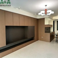 Meuble TV mural intégré SLS en bois texturé moderne avec détails cannelés, rangements sans poignées et armoires latérales étendues