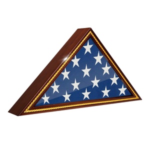 Kotak Pajangan Bendera Segitiga Kayu Solid dengan Tali Emas Cokelat 17x3x17 Inci Gaya Klasik/Barat Biodegradable - Product Image 1