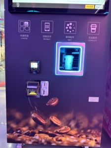 ตู้จำหน่ายกาแฟอัตโนมัติ  หน้าจอสัมผัส LED อัจฉริยะ  ทำจากโลหะ  จ่ายเครื่องดื่มได้รวดเร็ว  รองรับการชำระเงินหลากหลายรูปแบบ  เชื่อมต่อระบบคลาวด์ - Product Image 3