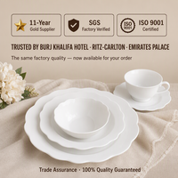 En stock Assiette de table en porcelaine New Bone China blanche à bord festonné motif lotus, assortiment de 7 tailles, logo OEM pour banquets de mariage