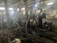 Machine de squat pendulaire à extension de hanche, à charge par plaques, résistance dynamique, compatible avec les bandes de résistance courbes, plateforme de pieds réglable, usage commercial en salle de sport