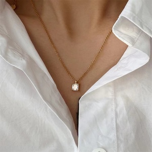 Collier pendentif rectangulaire en zircon coloré en acier inoxydable doré avec cristaux pour femme - Bijoux délicats - Product Image 5