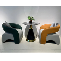 Fauteuil lounge et table basse en cuir, style minimaliste moderne, robustes et durables, adaptés à l'utilisation dans les hôtels et les salons.