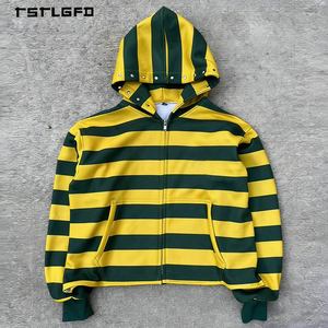 Sudadera con capucha bordada de estilo hip-hop y streetwear, con rayas, letras góticas y capucha con tachuelas, de corte oversize para pedidos al por mayor - Product Image 1