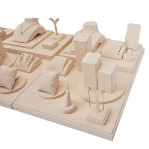 Expositor de Joyería Personalizado de Lujo con Logotipo Personalizable, Expositor de Joyería de Microfibra Beige para Tienda de Joyería - Product Image 4