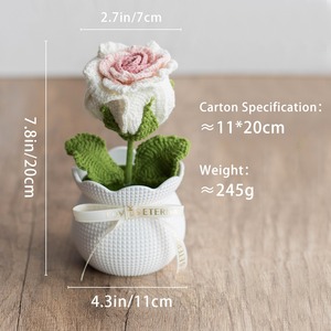 Flor de ganchillo hecha a mano con acabado personalizado, simulación de rosa en maceta, decoración de flores tejidas para escritorio de oficina. - Product Image 6