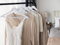 Cintres en bois massif blanc de qualité supérieure avec pince, robustes, élégants, durables, pour armoire et uniformes, lot de 100, Chine