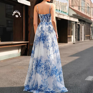 Vestido de noche con estampado floral, corte imperio, sin tirantes, con capa transparente y falda amplia. - Product Image 4
