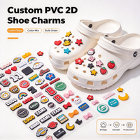 Breloques de chaussures 2D en PVC personnalisées en gros, breloques de sabots en caoutchouc souple avec logo personnalisé, décorations de sandales à trous DIY, breloques de chaussures en vrac pour commande en gros