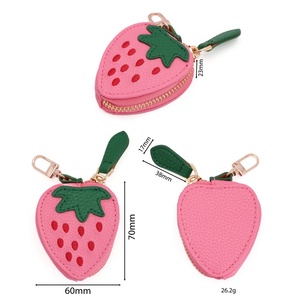 Porte-monnaie fraise en cuir PU durable avec chaîne, mini porte-clés brodé motif fruit mignon, tendance et très vendu - Product Image 4
