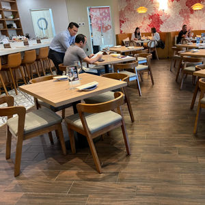 Mobilier de loisir Ensemble de salle à manger Tables à manger Bois Standard Moderne Rectangle Personnalisé Japonais <span class=keywords><strong>Sushi</strong></span> Restaurant Mobilier et Extérieur - Product Image 1