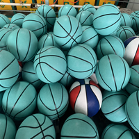 Ballon de basketball professionnel personnalisé avec logo et lamination couleur, directement de l'usine, pour entraînement et matchs, destiné aux fournisseurs recherchant une qualité stable et des services de marque pour clubs.