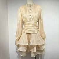 Elegante Minivestido con Cuello Alto, Cintura Fruncida, Manga Linterna, Volantes en Capas y Tela Brillante para Invitadas de Boda y Fiestas