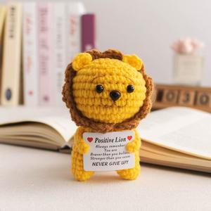 Lindo muñeco de ganchillo con forma de león de color amarillo con tarjeta de información personalizada, muñeco de punto hecho a mano para decoración - Product Image 4