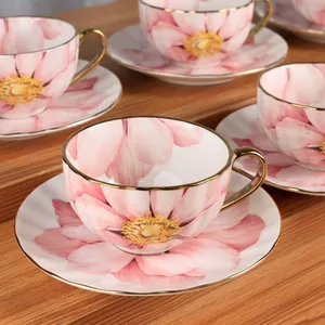 रूसी 200ml आधुनिक गुलाबी मुद्रित बड़े चाय कप और तश्तरी सेट हड्डी चीन रॉयल अल्बर्ट पुष्प चाय कप सेट के साथ सोने rimmed