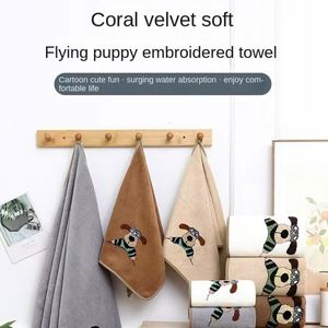 Ensemble de serviettes de bain en polaire corail brodé motif chien volant de dessin animé, ultra doux, séchage rapide, usage domestique, cadeau transfrontalier populaire - Product Image 3