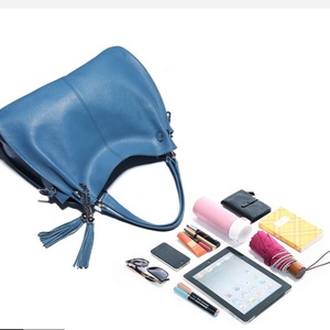 Sacs à main de luxe pour femmes de haute qualité en cuir véritable avec fermeture éclair et deux sangles, accessoire élégant en forme de seau pour femmes - Product Image 2