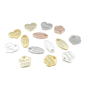 Étiquettes métalliques personnalisées durables – Forme irrégulière, finition or et argent avec trous pré-percés pour l'image de marque et l'utilisation sur les vêtements - Product Image 1