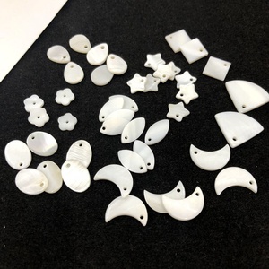 Venta al por Mayor de Conchas Naturales - Dijes Geométricos en Forma de Gota de Agua, Corazón, Luna y Estrella para Hacer Pulseras, Pendientes y Collares - Product Image 1