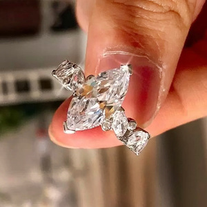 Anello di Fidanzamento con Zircone Taglio Marquise per Donne, Elegante Gioiello da Sposa alla Moda - Product Image 3