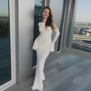 Vestido de novia blanco con cuello redondo, manga larga, espalda descubierta, estilo sirena, con puños acampanados y cintura con lazo para ocasiones nupciales. - Product Image 3