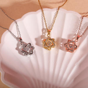 Colgante de oro rosa de cobre de lujo de 18 quilates con diseño de bloqueo de diamante completo Collar de estrella de seis puntas de acero de titanio para mujer - Product Image 1