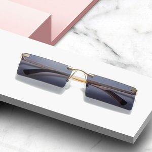 Super caldo di vendita signore <span class=keywords><strong>Vintage</strong></span> senza montatura rettangolo <span class=keywords><strong>occhiali</strong></span> <span class=keywords><strong>da</strong></span> <span class=keywords><strong>sole</strong></span> alla moda blu e rosso telaio materiale PC <span class=keywords><strong>occhiali</strong></span> <span class=keywords><strong>da</strong></span> <span class=keywords><strong>sole</strong></span> per le donne - Product Image 2