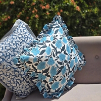 Housse de coussin décorative à volants imprimée fleurs bleues 100 % coton pour canapé de patio extérieur et décoration intérieure – Vente en gros