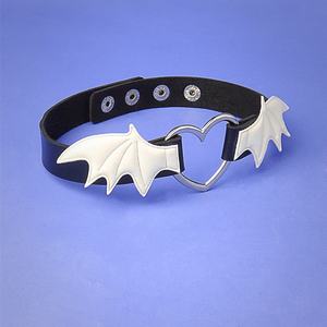 Collier ras du cou gothique en forme de cœur avec ailes de chauve-souris, en similicuir, chaîne à maillons réglable de 24 pouces, style punk vampire, pour femme, Halloween, fête rave - Product Image 2