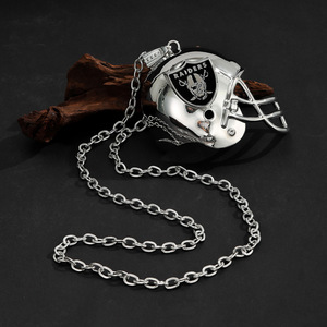 Collier pendentif casque de football Raiders en alliage de zinc, bijoux de mode streetwear pour hommes - Product Image 1